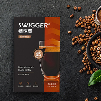 暢飲著黑咖啡